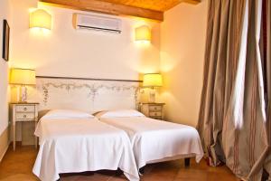 
A bed or beds in a room at Fattoria San Lorenzo
