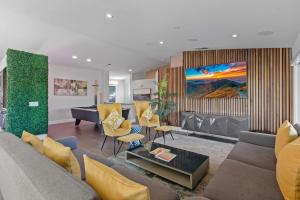 Desert Groves Mobile Home ParkにあるThe Hidden Gem of Indio by Navigate Staysのソファとテーブルのあるリビングルーム