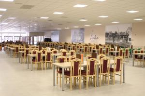 ヴィロヴィティツァにあるRooms Viroviticaのテーブルと椅子が備わる広い客室です。