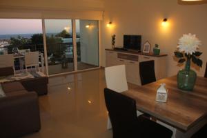 a kitchen and dining room with a table and chairs at Apartamentos Mar de Alvor in Alvor