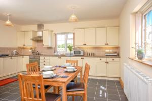 Køkken eller tekøkken på Bryncaled + 19 billeder