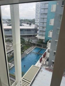 Bazén v ubytování Okaeri Place - Messavirre Gardens Residences Bacolod nebo v jeho okolí