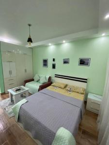 Un dormitorio con una cama y una sala de estar. en فلورينزا الخمسين, en Hurghada 2 fotos más