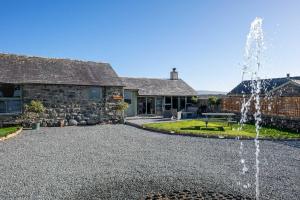 een fontein voor een stenen huis bij Bwthyn-Bennar in Dyffryn