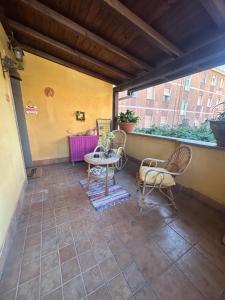 Un patio con sillas y una mesa en un balcón. en La Magnolia, en Vetralla 11 fotos más