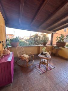 - Balcón con sillas, mesa y mesa en La Magnolia, en Vetralla