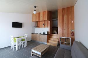 a living room with a table and a kitchen at O Farrobo in Madalena