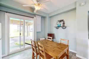 comedor con mesa de madera y ventilador de techo en Lost Colony Lost Sea Turtle, en Port Aransas