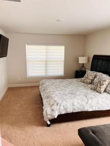 Postel nebo postele na pokoji v ubytování Modern 4BR Home with Wi-Fi & Garage Games