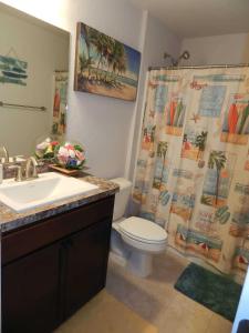 Koupelna v ubytování Modern 4BR Home with Wi-Fi & Garage Games