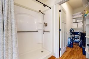 bagno con doccia e cabina armadio di Cottage 1910 a Newberg