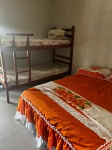 Dos camas en una habitación con dos literas. en Sítio Lopes, en Toledo
