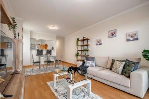 Et opholdsområde på Sunflower Stay by Homie