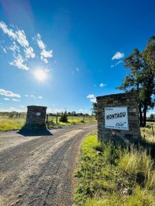 eine unbefestigte Straße mit einem Schild mit der Aufschrift Marokko in der Unterkunft Shepherd's Cottage Smithfield in Smithfield