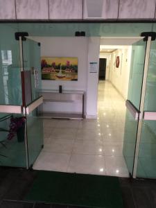 un pasillo vacío con un banco en un edificio en Apto até 6 pessoas -PG Aviação - 150mts e 1 vaga, en Praia Grande