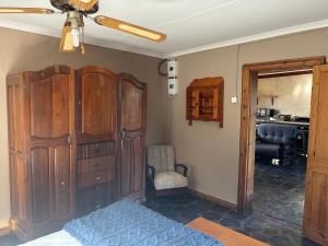 ein Schlafzimmer mit einem Bett und einem Deckenventilator in der Unterkunft Shepherd's Cottage Smithfield in Smithfield