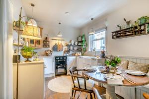 Kuchyň nebo kuchyňský kout v ubytování 2 Bed in Ladybank oc-n33092