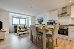 eine Küche und ein Wohnzimmer mit Tisch und Stühlen in der Unterkunft 2 Bed in Tintagel oc-p33627 in Tintagel