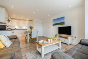 ein Wohnzimmer mit Sofa und Tisch in der Unterkunft 2 Bed in Tintagel oc-p33627 in Tintagel