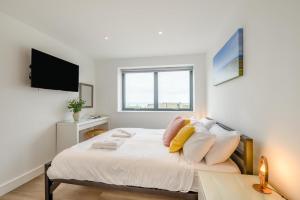 ein Schlafzimmer mit einem Bett mit weißen Laken und Kissen in der Unterkunft 2 Bed in Tintagel oc-p33627 in Tintagel