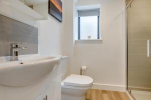ein weißes Badezimmer mit Toilette und Waschbecken in der Unterkunft 2 Bed in Tintagel oc-p33627 in Tintagel + 15 Fotos