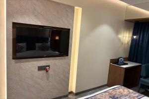 TV a/nebo společenská místnost v ubytování Dream Residency Hotels Pvt Ltd
