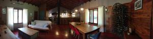 BrandsenにあるSpectacular country house with a pool!のリビングルーム(木製テーブル、椅子付)