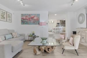 una sala de estar con un sofá y una mesa en Las Mimosas Ronda, en Ronda