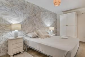 Un dormitorio con una cama grande y dos lámparas. en Las Mimosas Ronda, en Ronda