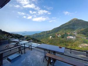 a view of the ocean from a restaurant with tables at 山茶雅舍 新北市民宿證號360號 in Jiufen