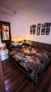 1 dormitorio con 1 cama grande con manta de estampado de tigre en Apartament Crooked stairs, en Zielona Góra