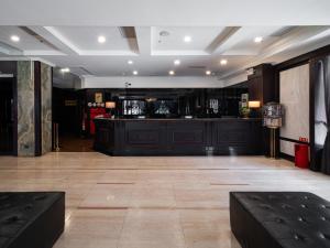 a lobby with a bar in the middle of a room at Fulidun Hotel Kenting in Hengchun