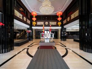 a lobby with a table in the middle of a building at Fulidun Hotel Kenting in Hengchun