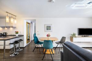 Una cocina y una sala de estar con mesa y sillas. en Die Schneiderei, en Balingen 15 fotos más