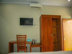Una televisión o centro de entretenimiento en Hotel Inayah Syariah