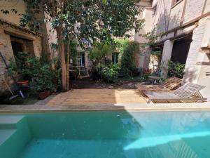 Bazén v ubytování Dúplex independiente con acceso a patio y piscina La nueva Candeleda nebo v jeho okolí