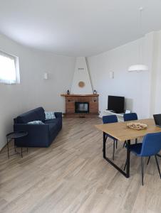 a living room with a couch and a table at Cogoleto - Villetta Il Canneto in Cogoleto