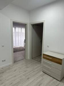 an empty room with a door leading to a hallway at Apartament panoramic in Bistriţa +10 photos