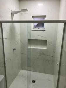 Ένα μπάνιο στο Apartamento Ametista Minerais