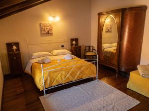 een slaapkamer met een bed en een grote spiegel bij Gran Caffè Bed in Castrovillari