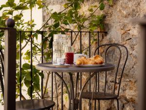 een tafel met croissants erop bij Gran Caffè Bed in Castrovillari