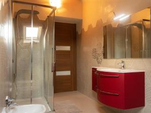 een badkamer met een rode wastafel en een douche bij Gran Caffè Bed in Castrovillari +37 foto's