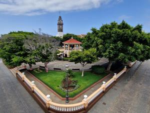 vista sul soffitto di un edificio con torre dell'orologio di CHC - Tranquilidad Golf a Buenavista del Norte