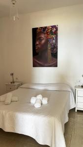 Un dormitorio con una cama con un cuadro en la pared. en CHC - Apartamento Los Topetes, en Buenavista del Norte 20 fotos más