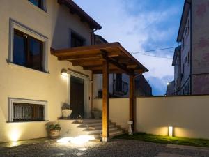 een houten pergola aan de zijkant van een gebouw bij Gran Caffè Bed in Castrovillari