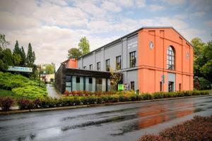 un edificio al costado de una calle en Apartmán na Sportovním areálu, en Krásná Lípa