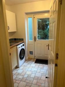 una lavanderia con lavatrice e porta di Smiths Wharf, Wantage a Wantage
