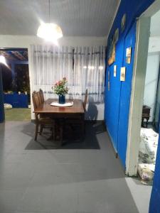 カラグアタトゥーバにあるMassaguaçu beach house with a farmhouse feelのテーブルと椅子のあるダイニングルーム