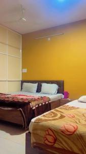 Ένα ή περισσότερα κρεβάτια σε δωμάτιο στο Hotel shree radhe palace +2 φωτογραφίες