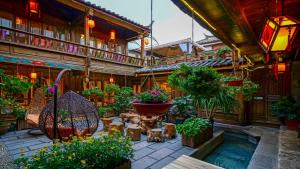 丽江Flower without boundry的一座种植了盆栽植物的花园